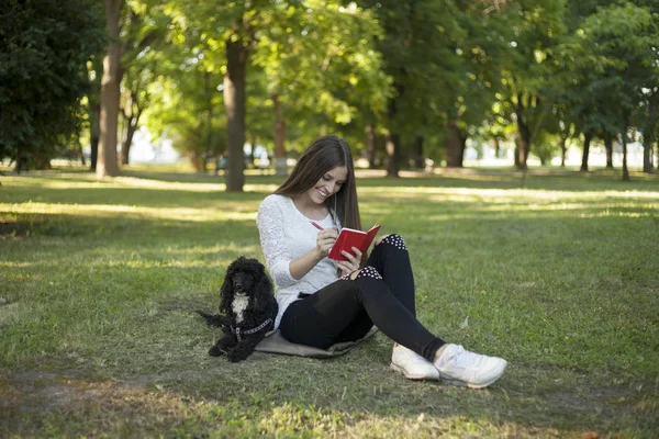 Mujer Joven Disfruta Del Aire Libre Con Perro Cuaderno Escrito —  Fotos de Stock