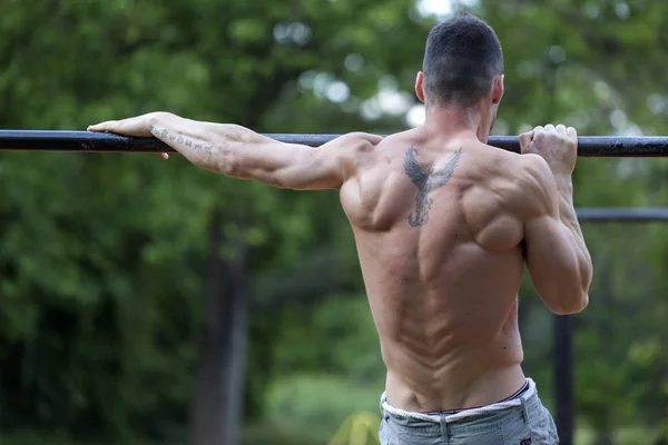 Giovane Uomo Forma Facendo Esercizi Sulla Barra Orizzontale Suoi Muscoli — Foto Stock