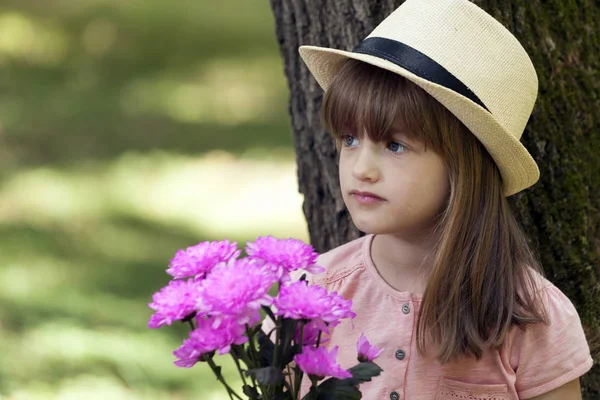 Mała Dziewczynka Ładna Stoi Parku Bukietem Kwiatów Dać Prezencie Jej — Zdjęcie stockowe