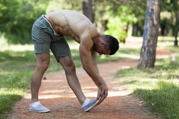 Giovane Uomo Con Muscoli Perfettamente Prominenti Che Esercizi Stretching Nel — Foto Stock