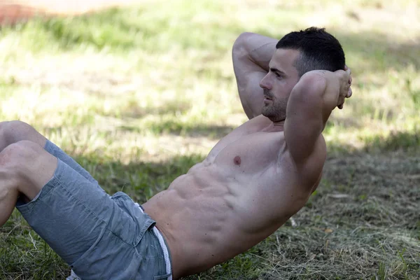 Hombre Joven Con Músculos Perfectamente Prominentes Haciendo Ejercicios Parque — Foto de Stock
