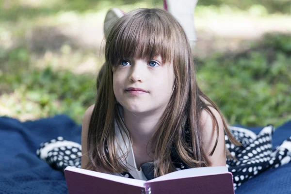 Pequena Menina Bonito Com Belos Olhos Azuis Está Desfrutar Natureza — Fotografia de Stock