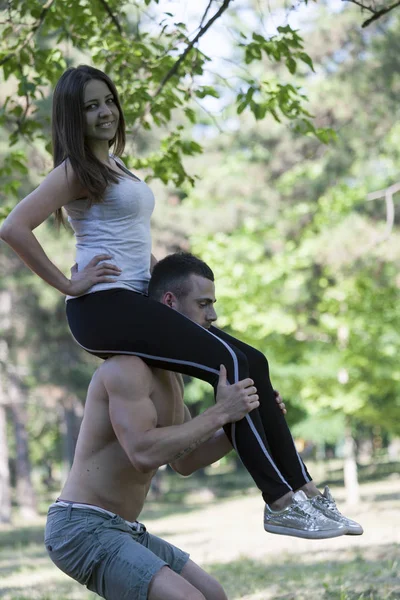 남자와 여자는 공원에서 그녀는 어깨에 — 스톡 사진