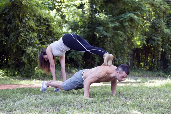 Young Loving Couple Man Woman Enjoy While Exercising Together Park — Stock Photo, Image