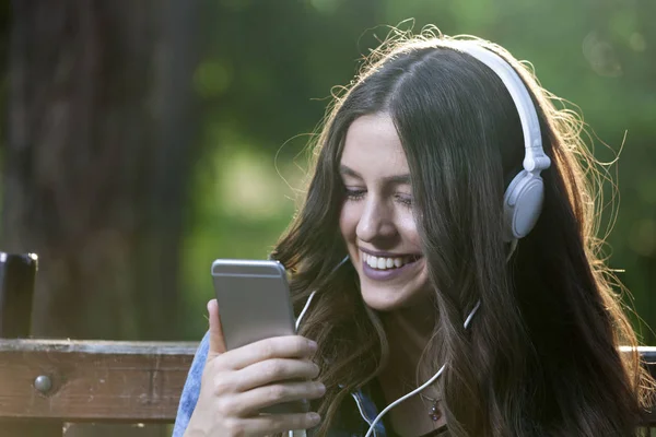 Piękna Młoda Kobieta Siedzi Ławce Ręku Trzyma Telefon Komórkowy Słucha — Zdjęcie stockowe