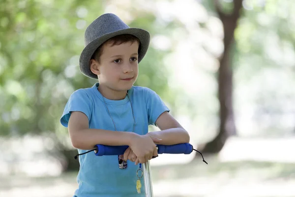 Sevimli Küçük Çocuk Şapka Binme Scooter Sokaklarda Açık Ile Çocuk — Stok fotoğraf