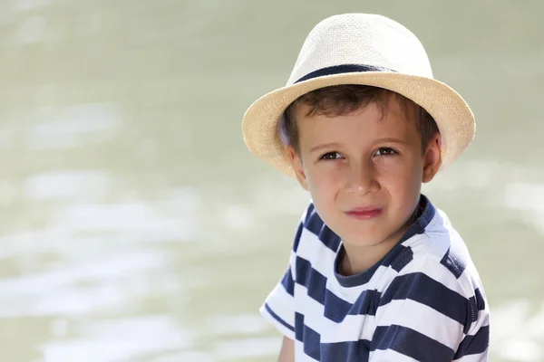 Retrato Menino Bonito Com Chapéu Sentado Junto Rio Desfrutar Dia — Fotografia de Stock