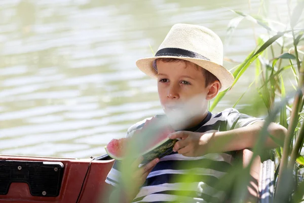 Bir Teknede Oturuyor Bir Karpuz Yeme Bir Şapka Ile Küçük — Stok fotoğraf