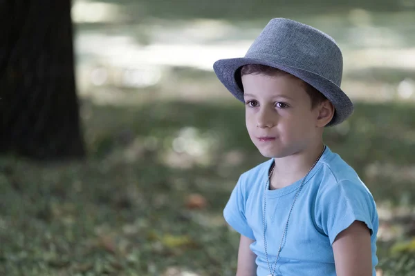 Yaz Aylarında Şapkalı Küçük Okul Öncesi Çocuk Çocuk Portresi Sıcak — Stok fotoğraf