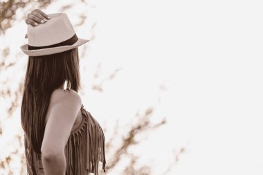 Kız şapka ile mesafe içine görünüyor. Kopya alanı