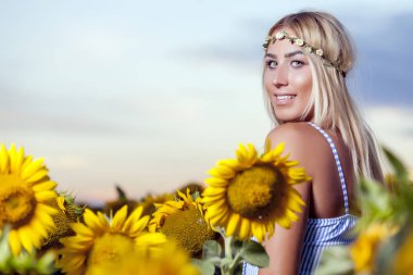 Açık havada akşam günbatımı güzel genç kadın.