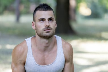 Genç sporcunun egzersiz yaparak, parkta sabah eğitim için hazırlanıyor. Fitness, spor, yaşam kavramı