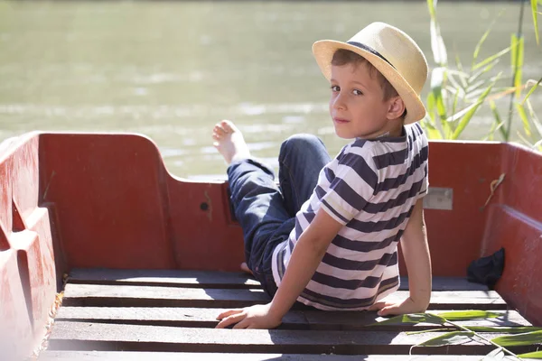 Pequeno Menino Bonito Com Chapéu Barco Rio Desfruta Dia Bonito — Fotografia de Stock
