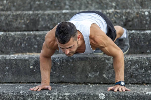 Retrato Homem Fitness Fazendo Flexões Livre — Fotografia de Stock