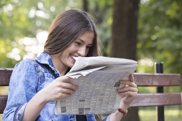 Красивая Молодая Улыбающаяся Женщина Подросток Читающий Газету Парке Расслабляется Получает — стоковое фото