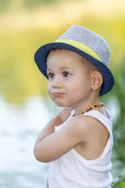 Retrato Menino Bonito Com Chapéu Fica Beira Rio Desfrutar Belo — Fotografia de Stock