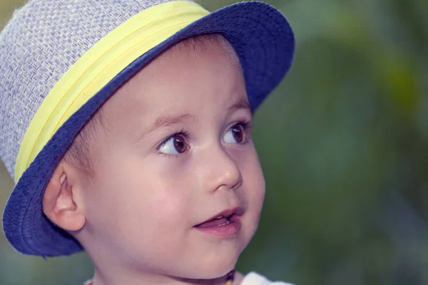 Bir Şapka Ile Tatlı Küçük Gülümseyen Bebek Çocuk Portresi Kapatın — Stok fotoğraf