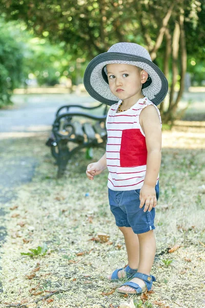 Bir Şapka Ile Şirin Küçük Bir Çocuk Portresi Nehir Kenarında — Stok fotoğraf