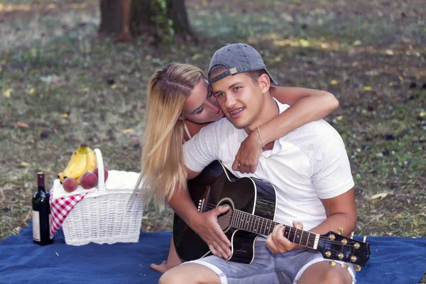 Joven Pareja Amorosa Parque Sentada Una Manta Chica Abraza Muchachito —  Fotos de Stock