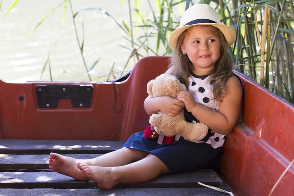 Sevimli Küçük Kız Bir Şapka Ile Göl Bir Teknede Oturuyor — Stok fotoğraf