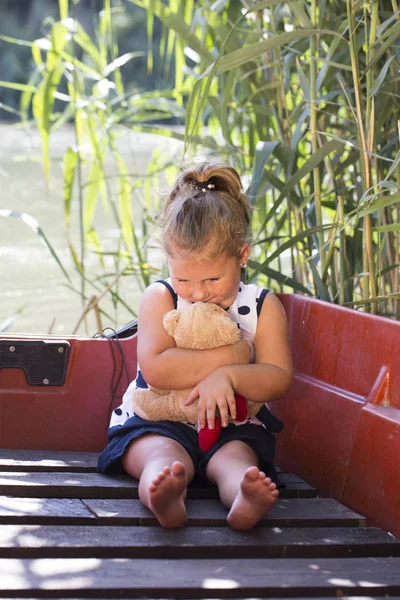 Menina Bonito Senta Barco Lago Ela Segura Seu Brinquedo Pelúcia — Fotografia de Stock