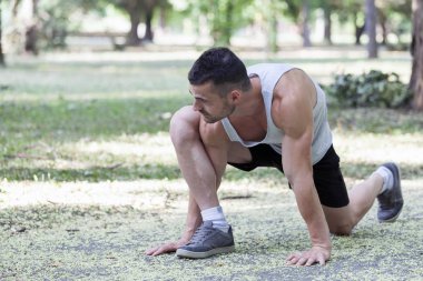 Parkta afrernoon eğitim için hazırlanıyor genç sporcu germe egzersiz yapmak. Fitness, spor, yaşam kavramı