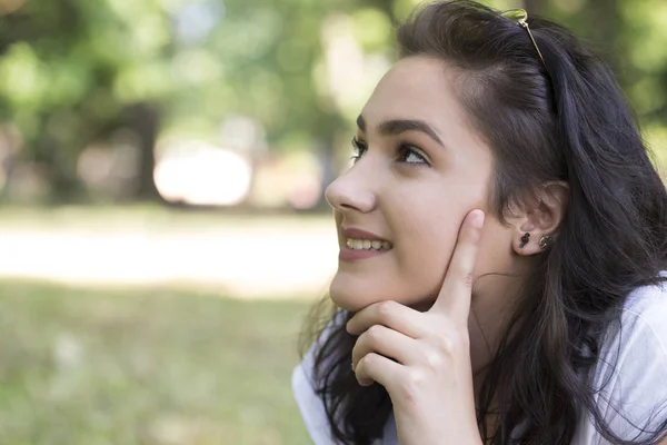 Retrato Cerca Una Adolescente Aire Libre Con Una Hermosa Sonrisa —  Fotos de Stock