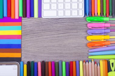 Eğitim kavramı. Üstten görünüm. Koyu ahşap arka plan metin veya reklam için yer ile okul ve ofis malzemeleri. Kırtasiye, okul aksesuarları. Kopya alanı.