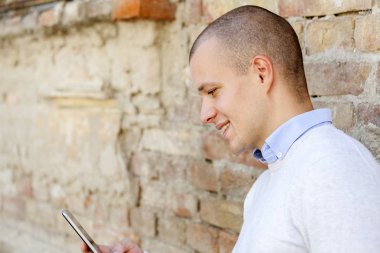 Girişimci çalışma manifatura içinde hareket eden telefon