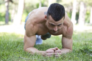 Yakışıklı güçlü sportif erkek egzersizleri açık yukarı itin yapıyor. Spor ve yaşam tarzı kavramı