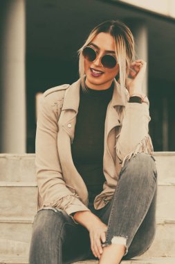 Genç merdiven üzerinde duruyor ve ders başında bekliyor. Genç kız aittir.