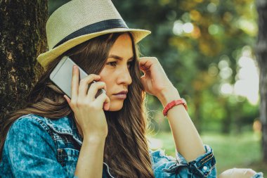 Cep telefonu Park konuşurken şapka ile güzel kız