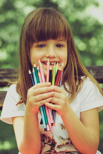 Küçük Gülümseyen Kız Güneşli Bir Gün Parkta Eller Boya Kalemi — Stok fotoğraf