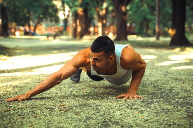 Gönderme yapan bir fitness erkek portresi açık havada ups