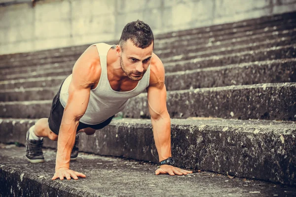 Jovem Atleta Muscular Está Fazendo Empurrão Para Cima Livre — Fotografia de Stock