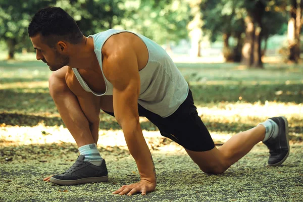 Jovem Com Músculos Perfeitamente Proeminentes Fazendo Exercícios Alongamento Parque — Fotografia de Stock