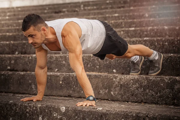 Jovem Atleta Muscular Está Fazendo Empurrão Para Cima Livre — Fotografia de Stock