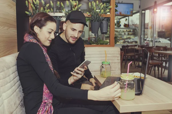 Счастливая Пара Использующая Смартфон Вместе Пьющая Лимонад Кафе — стоковое фото