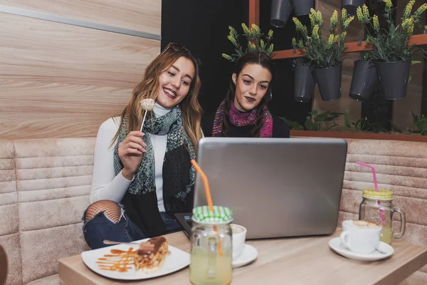 Две Счастливые Девушки Тортами Ноутбуком Лимонадом Кафе Дружба Технологии — стоковое фото