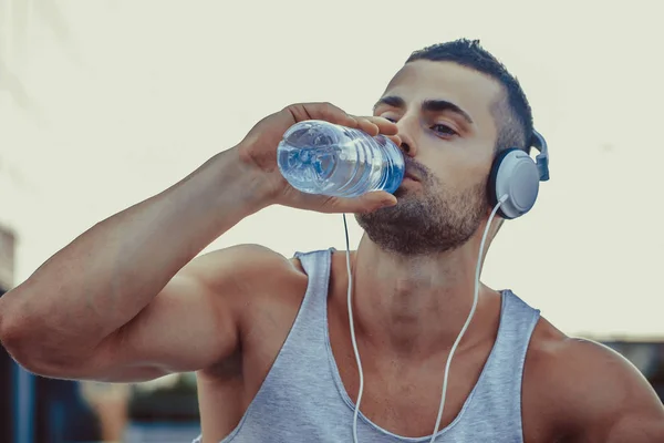 Portrait Young Man Drinking Water Bottle While Sitting Resting Training — Stock Photo, Image