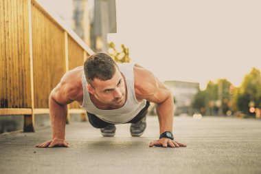 Gönderme yapan bir fitness erkek portresi açık havada ups. Fitness, spor, yaşam kavramı