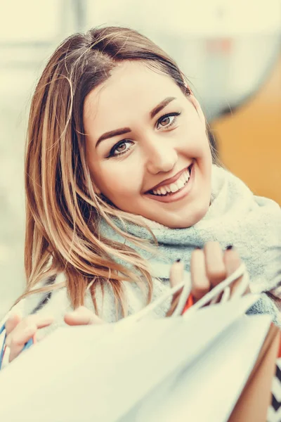 Primer Plano Retrato Joven Feliz Sonriente Mujer Con Bolsas Compras — Foto de Stock