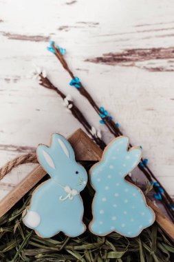 Ahşap tablo Easter gingerbread çerezleri. Güzel sırlı tavşan. Tebrik kartı. Yukarıdan görüntüleyin. Kopya alanı.