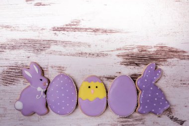 Ahşap tablo Easter gingerbread çerezleri. Tavşan ve yumurta. Tebrik kartı. Yukarıdan görüntüleyin. Kopya alanı.