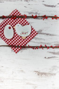 Ahşap masa üzerinde güzel sırlı Paskalya gingerbread çerezleri. Tebrik kartı. Yukarıdan görüntüleyin. Kopya alanı.