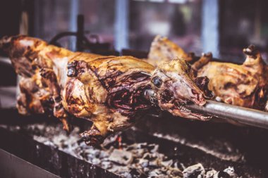 Kuzu şiş üzerinde kızarmış. Seçici odak ve küçük alan derinliği