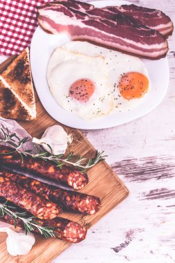 Sosis, sosis ve ahşap rustik arka plan üzerinde sahanda yumurta. Çok lezzetli yemek. Üstten görünüm.