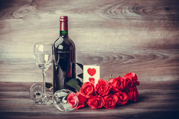 Червоний Пляшку Вина Два Келихів Вина Троянди Прикраса Червоні Серця — стокове фото