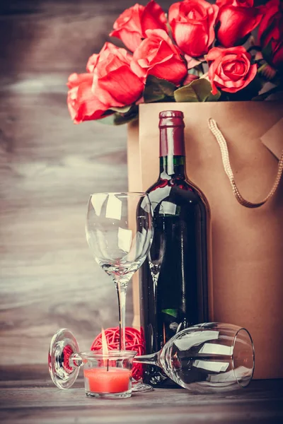 Червоний Пляшку Вина Дві Склянки Вина Троянди Паперовий Мішок Дерев — стокове фото