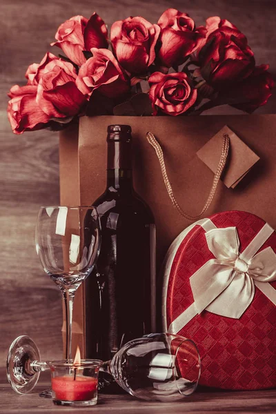 Бутылка Красного Вина Два Бокала Вина Розы Бумажном Пакете Подарочное — стоковое фото